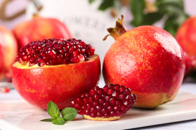 石板上的软籽石榴