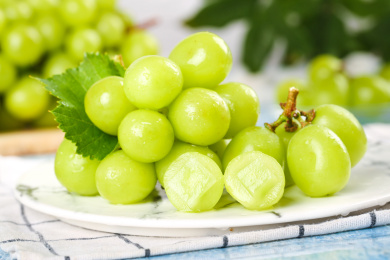 石盘里放着香印青提