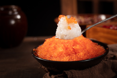 陶碗上勺子里的重庆火锅菜品鱼籽酱虾滑