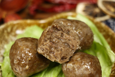 盘里放着牛肉丸牛肉丸