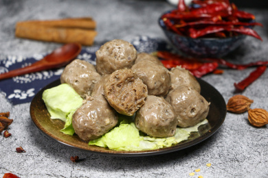 灰色背景上盘里放着牛肉丸