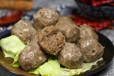 深色背景上牛肉丸特写