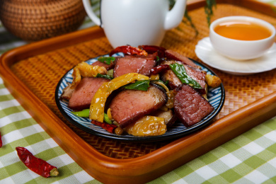 湘味美食特色菜白辣椒炒烟熏腊肉