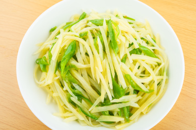 桌上一碟家常菜青椒土豆丝 
