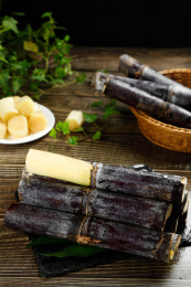 深底上放着水果甘蔗