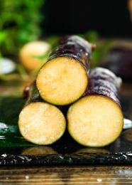 一堆新鲜黑皮甘蔗