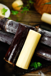 深底上一堆黑皮甘蔗