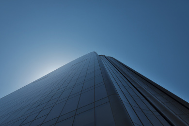 阳光照射下的摩天大楼建筑局部