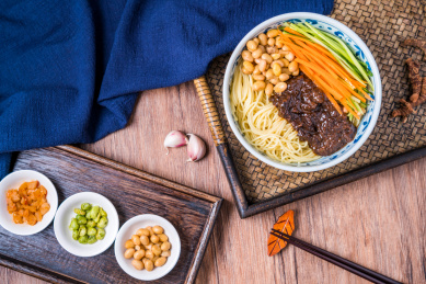 放在木桌上的北京美食老北京炸酱面