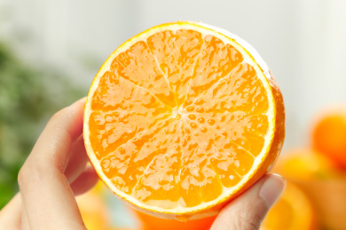 手上拿着爱媛果冻橙