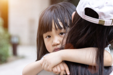 害怕的小女孩搂着妈妈脖子