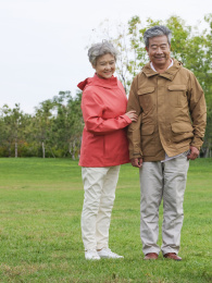 快乐的老年夫妇在公园合影