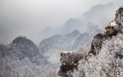 雪后山峦