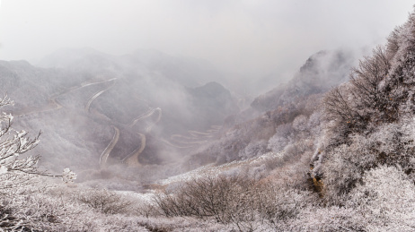 雪后山峦