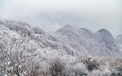 雪后山峦
