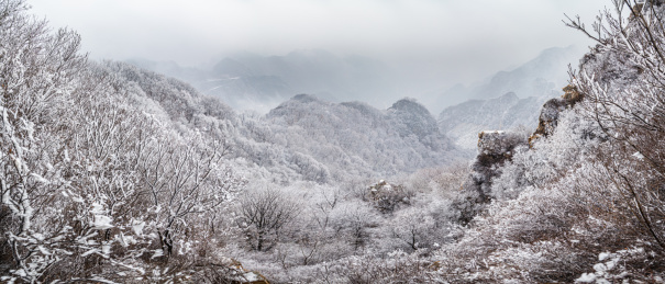 雪后山峦