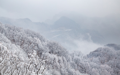 雪后山峦
