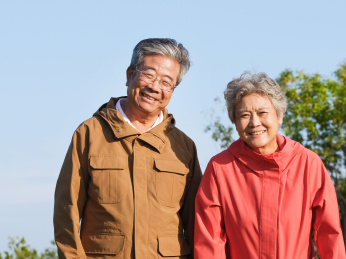 快乐的老年夫妇在公园合影