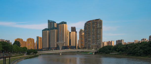 中国四川成都城市建筑风光，马蹄莲天桥