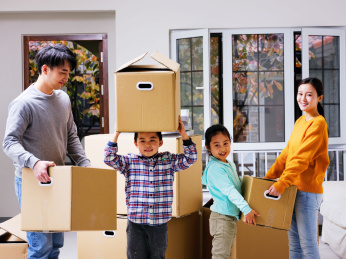 快乐的一家四口搬家
