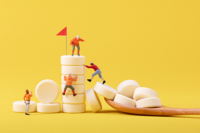 微缩创意奶制品奶片奶贝补钙运动青年攀岩