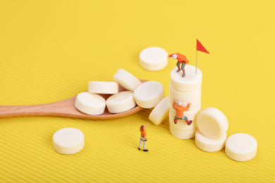 微缩创意奶制品奶片奶贝补钙运动青年攀岩