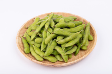 木盘子里的新鲜毛豆