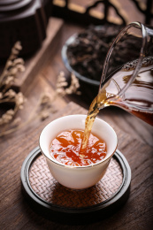 放在桌子上的茶叶茶汤