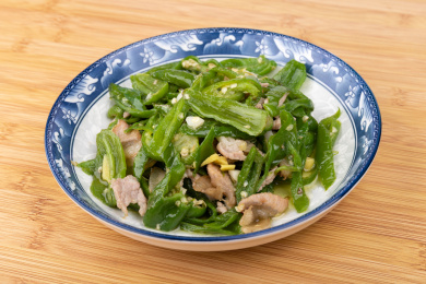 盘子里的青椒炒肉