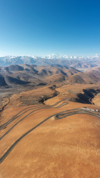 中国西藏日喀则地区加乌拉山口公路雪山风光