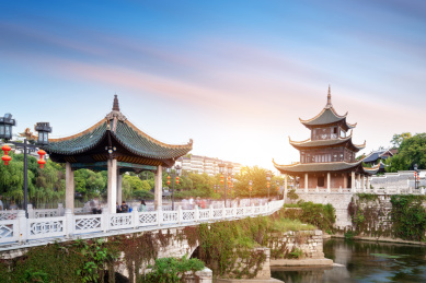 贵州贵阳甲秀楼和城市景观