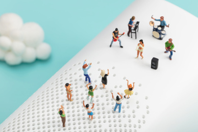 微缩创意音响上的摇滚乐队音乐会与热烈粉丝