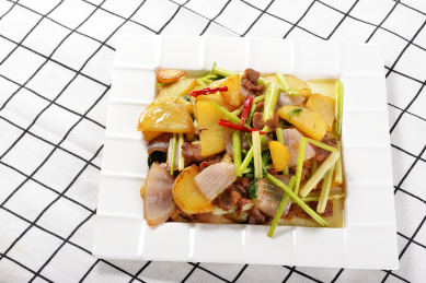 一碟煮熟的过油肉土豆片
