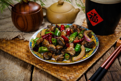 中餐特色美食辣椒洋葱爆炒生蚝干