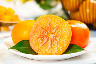 碟子里放着脆柿