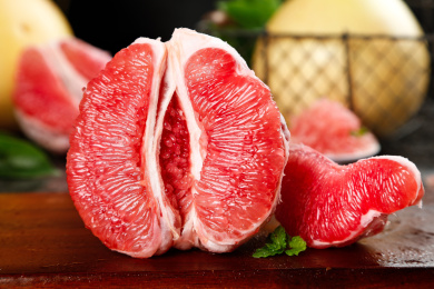 木底上放着柚子