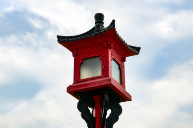 红色的中国传统木质宫灯特写