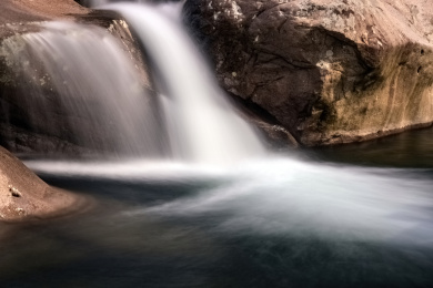 慢门拍摄溪水雾化拉丝