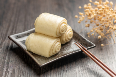 传统面食卷子花卷特写木桌面