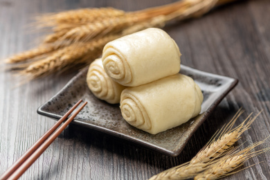 传统面食卷子花卷特写木桌面