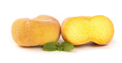 白底上放着切开的黄金蟠桃