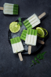 放在冰块上的抹茶味雪糕冰淇淋