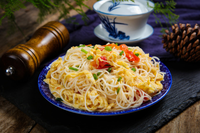 美味中餐小吃鸡蛋拌面