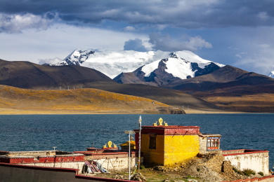 中国西藏普莫雍错边的推瓦村的藏族民居