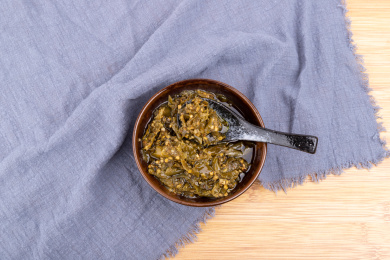 瓷碗里的烧椒酱调味品