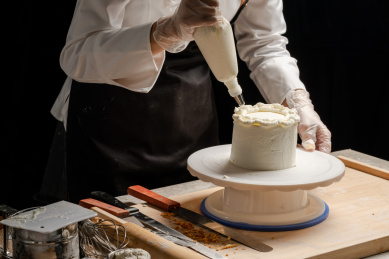 在蛋糕坯子上挤奶油花