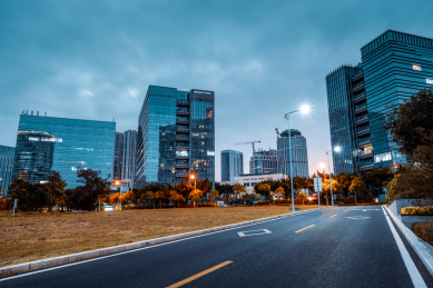 福建厦门商务区高楼和城市道路