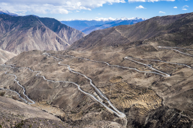 中国西藏318国道上的七十二拐