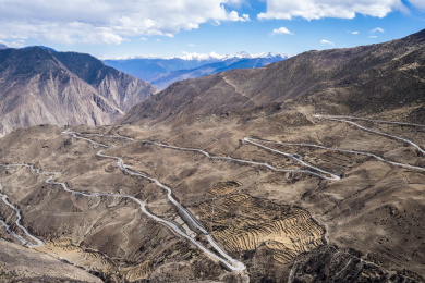 中国西藏318国道上的七十二拐