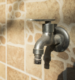 阳光照射下的不锈钢水龙头